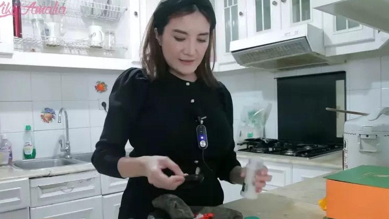 Ingat Kiki Amalia? 6 Potret Dapurnya Usai Jadi Istri Pengusaha Batu Bara, Mungil Tak Banyak Perabotan