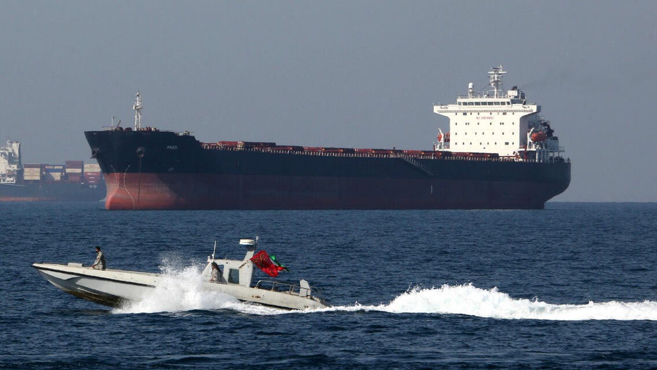 Mengenal Selat Hormuz, Jalur Minyak Paling Vital di Dunia