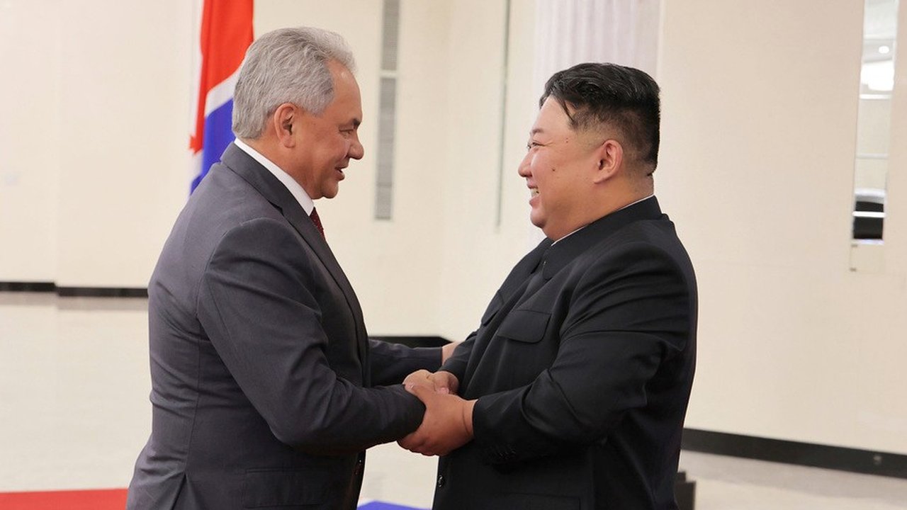 Foto yang dirilis Kantor Berita Pusat Korea (KCNA) memperlihatkan Pemimpin Korea Utara Kim Jong-un (kanan) berjabat tangan dengan Sekretaris Dewan Keamanan Rusia Sergei Shoigu di markas besar Partai Buruh yang berkuasa di Pyongyang, Korea Utara, pada Selasa (17/6/2025).