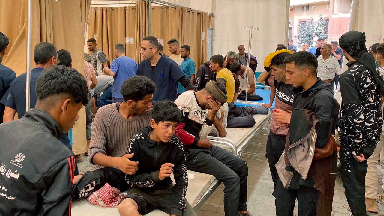 Anggota keluarga Palestina Abu Dayer menangis di rumah sakit Al-Shifa setelah kematian anggota keluarga dalam serangan udara Israel di Kota Gaza, Senin (17/5/2021). Tercatat ada 212 pendud