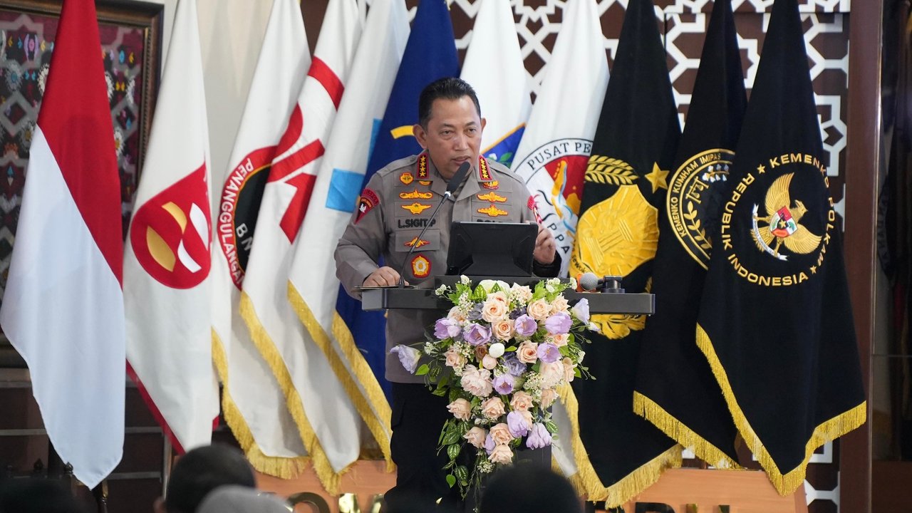 Momen Kapolri Cium Tangan Megawati Saat Sowan ke Rumah Istri Hoegeng