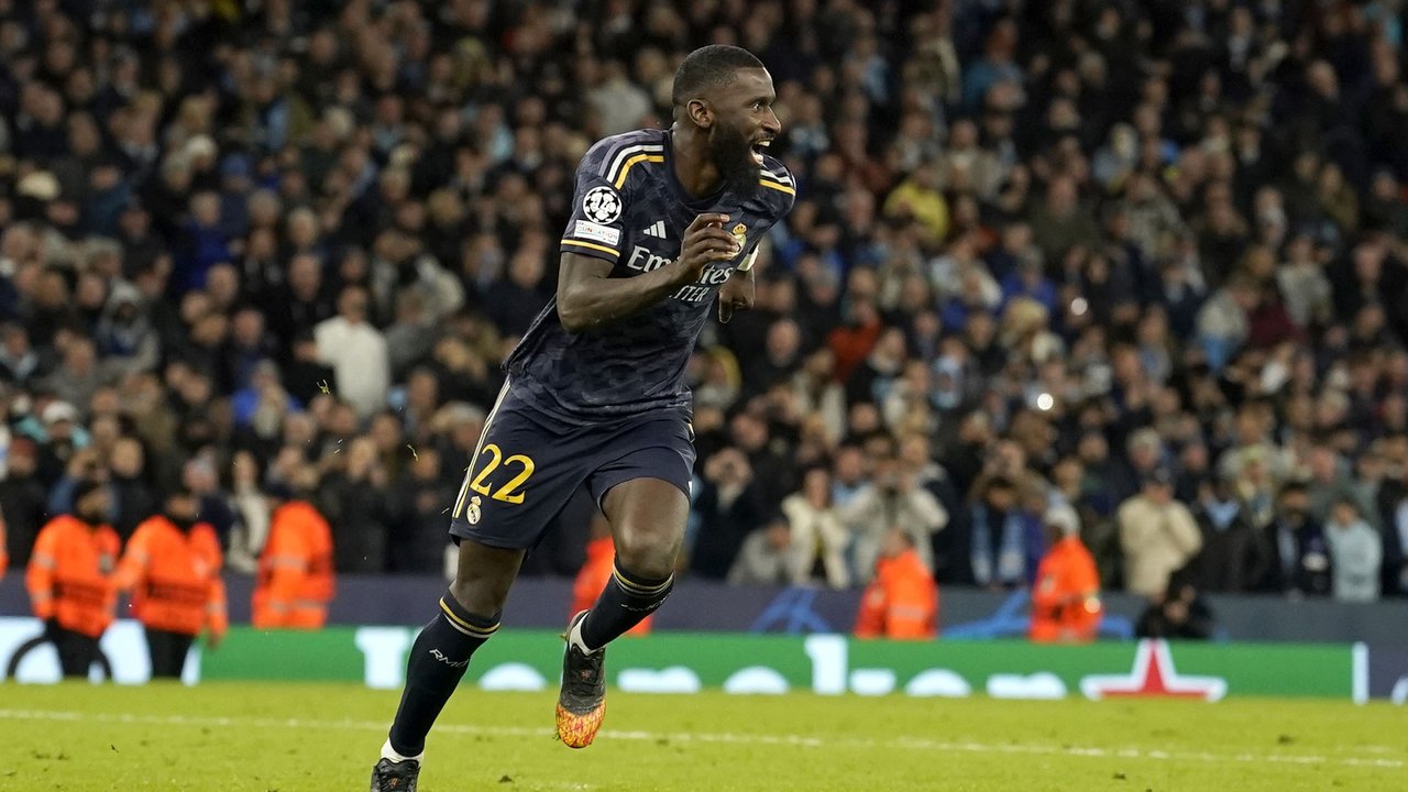 7. Antonio Rudiger yang merupakan pemain anyar Real Madrid diharapkan mampu menguatkan barisan pertahanan usai ditinggal Raphael Varane ke MU. Penampilan fantastisnya bersama Chelsea musim