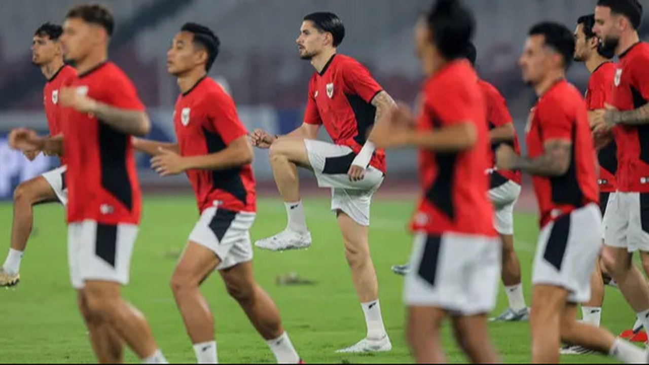 Pemain Timnas Indonesia, Ole Romeny dan Marselino Ferdinan melakukan selebrasi setelah mencetak gol ke gawang Bahrain pada laga kedelapan putaran ketiga Grup C kualifikasi Piala Dunia 2026 di