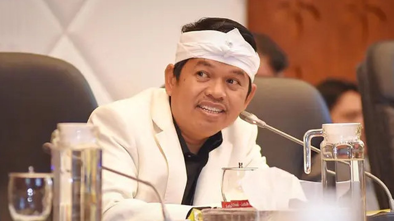 Momen Dedi Mulyadi Disiram Air oleh Tukang Bangunan Berjimat
