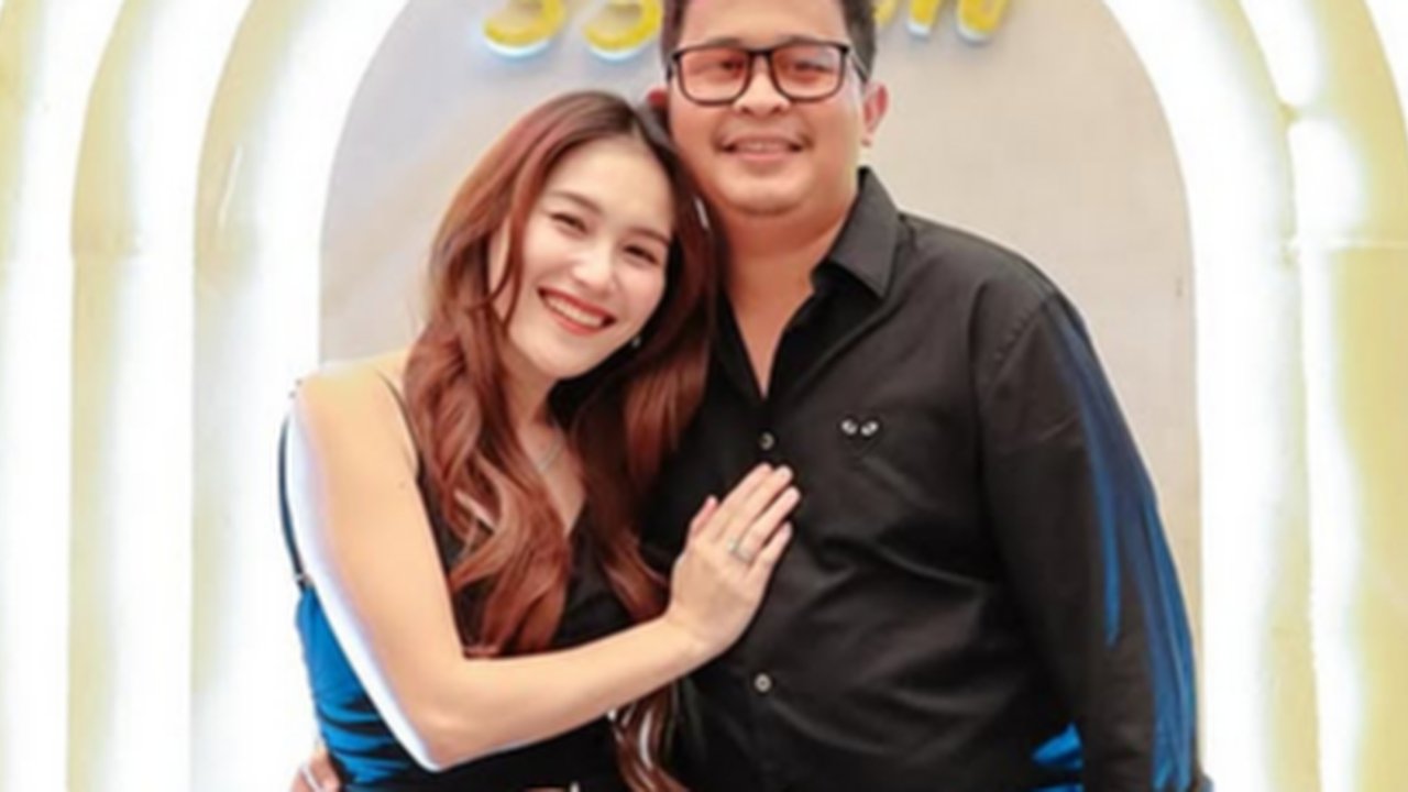 Heboh Pinggang Ayu Ting Ting Dirangkul Adik Ipar saat Foto Berdua, Dinilai Tak Etis & Ramai Hujatan Warganet