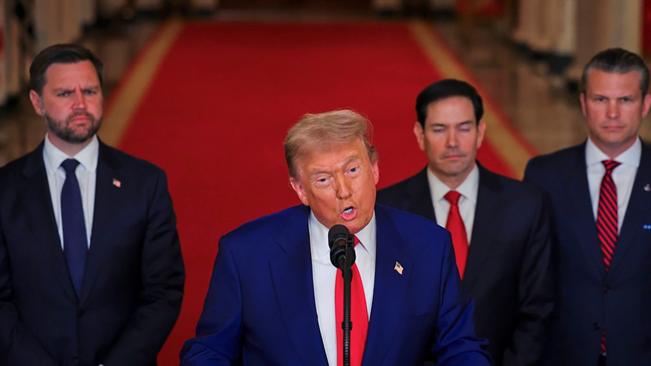 Presiden AS Donald Trump bersama Wakil Presiden JD Vance, Menteri Luar Negeri Marco Rubio, dan Menteri Pertahanan Pete Hegseth saat konpers di Gedung Putih di Washington, AS, Sabtu, (21/06/2025
