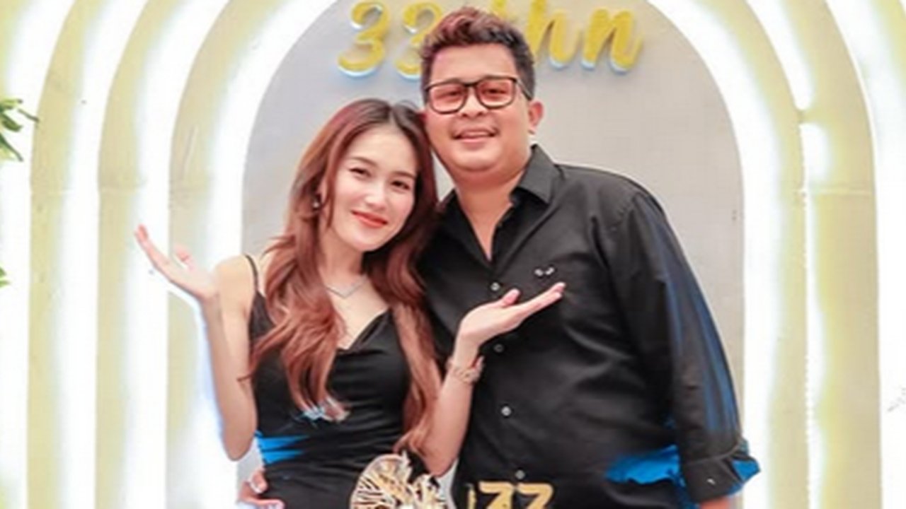 Heboh Pinggang Ayu Ting Ting Dirangkul Adik Ipar saat Foto Berdua, Dinilai Tak Etis & Ramai Hujatan Warganet