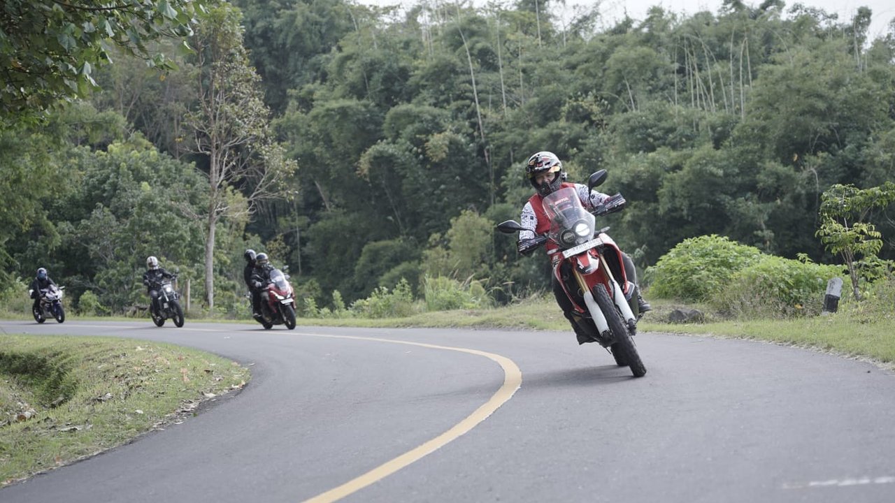 Motul Uji Pelumas 5100 dan 7100 Ajak Pecinta Motor Touring Jelajah Flores (ist)