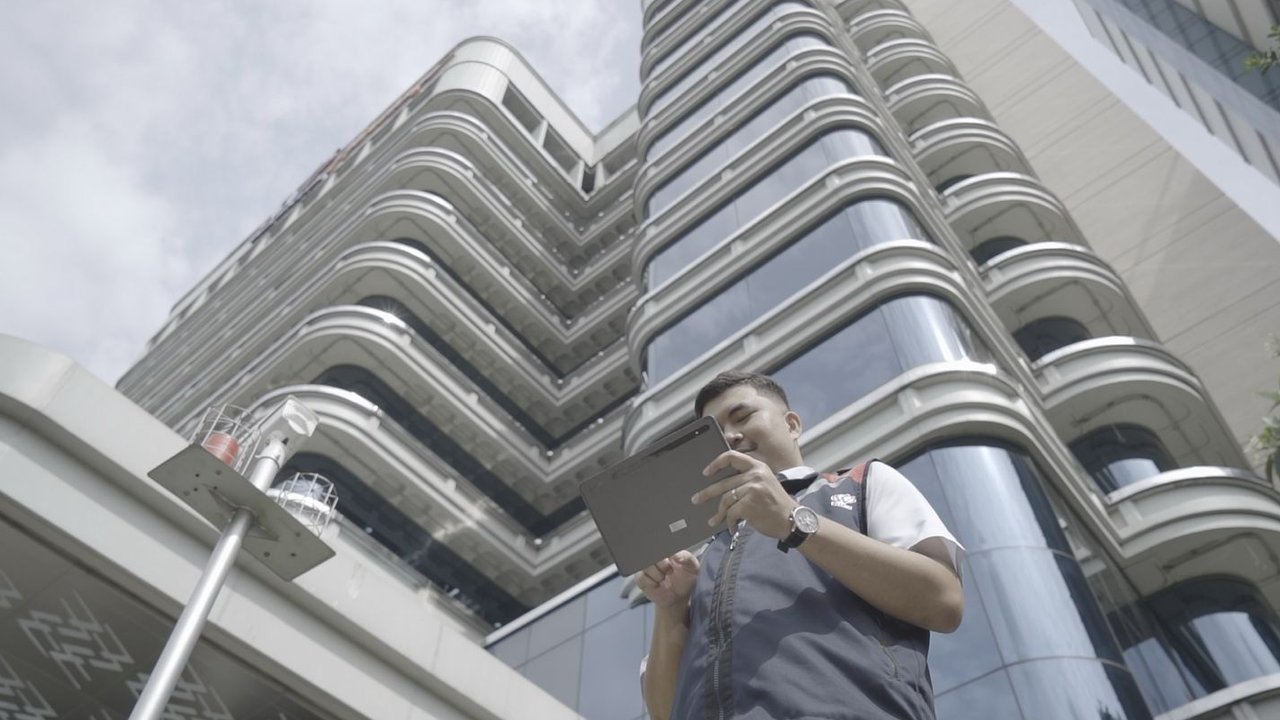 Pekerja menyelesaikan perawatan gedung kura-kura DPR RI di kompleks Parlemen Senayan, Jakarta, Senin (7/11/2022). Dengan tambahan 3,59 juta tersebut total penerima bantuan subsidi upah (BSU)