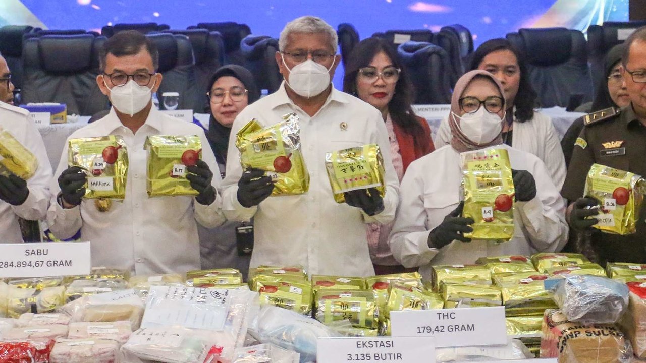 Kepala BNN RI Marthinus Hukom bersama Menteri Pemberdayaan Perempuan dan Perlindungan Anak (PPPA) Arifah Fauzi memperlihatkan barang bukti kasus narkoba di Kantor Pusat Bea Cukai, Jakarta Timur, Senin (23/6/2025).