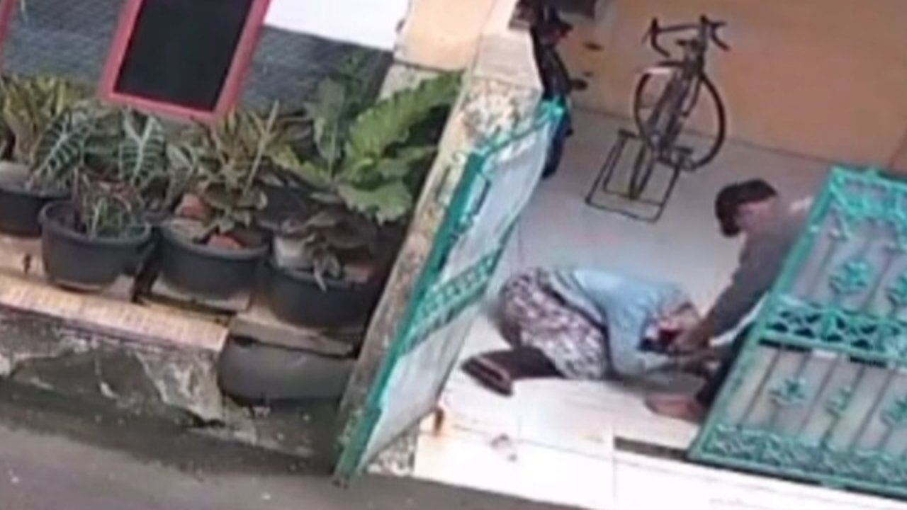 Anak Pukuli Ibu Kandung di Bekasi juga Ancam Bunuh Pamannya Pakai Pisau