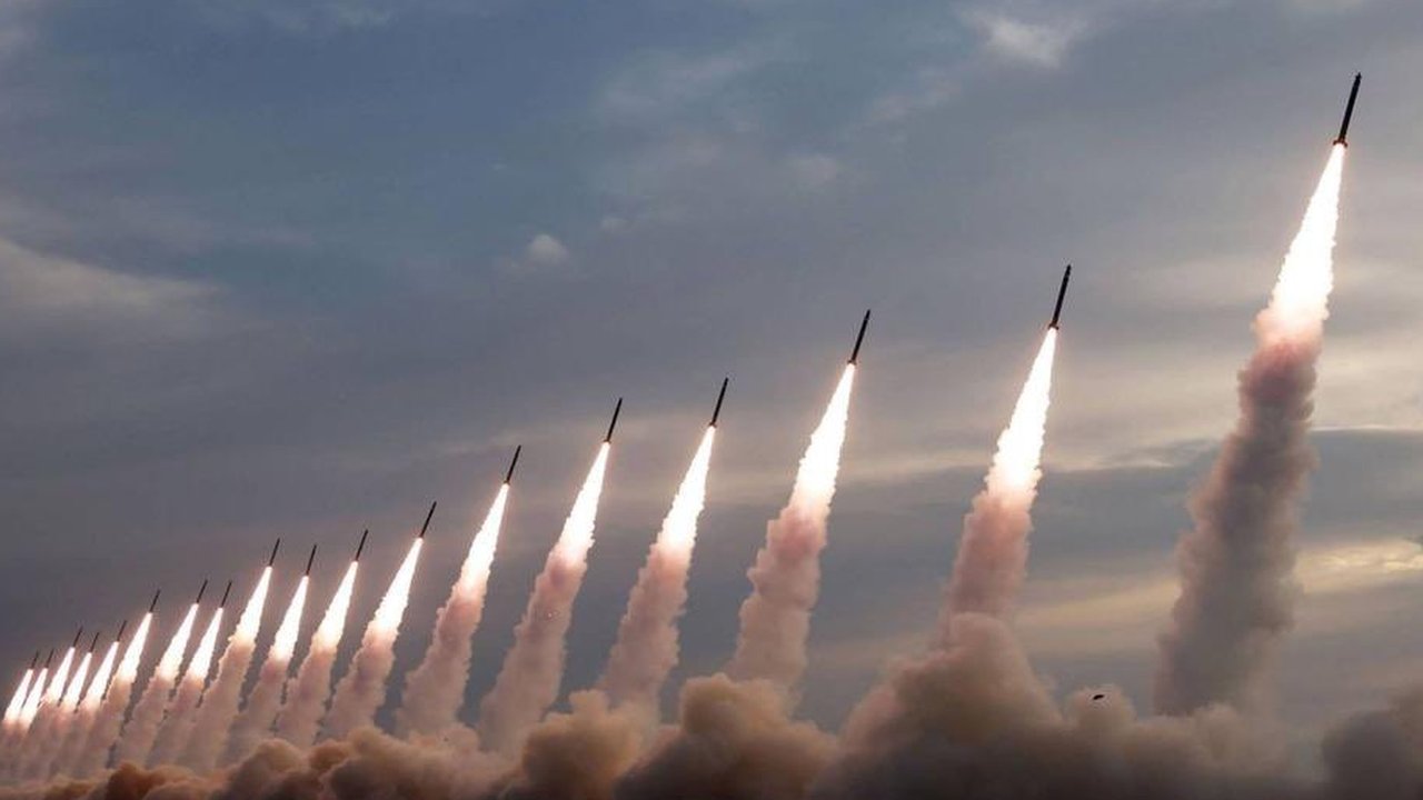 ilustrasi rudal balistik