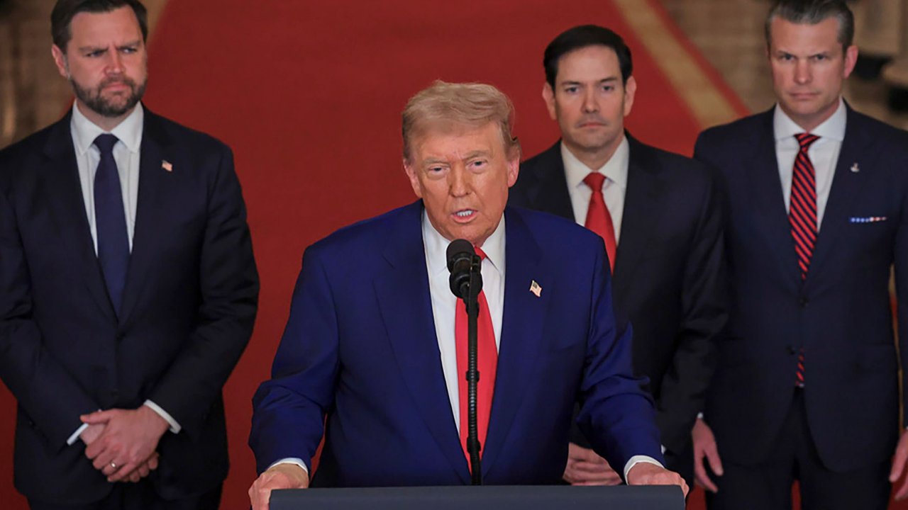 Presiden AS Donald Trump bersama Wakil Presiden JD Vance, Menteri Luar Negeri Marco Rubio, dan Menteri Pertahanan Pete Hegseth saat konpers di Gedung Putih di Washington, AS, Sabtu, (21/06/2025