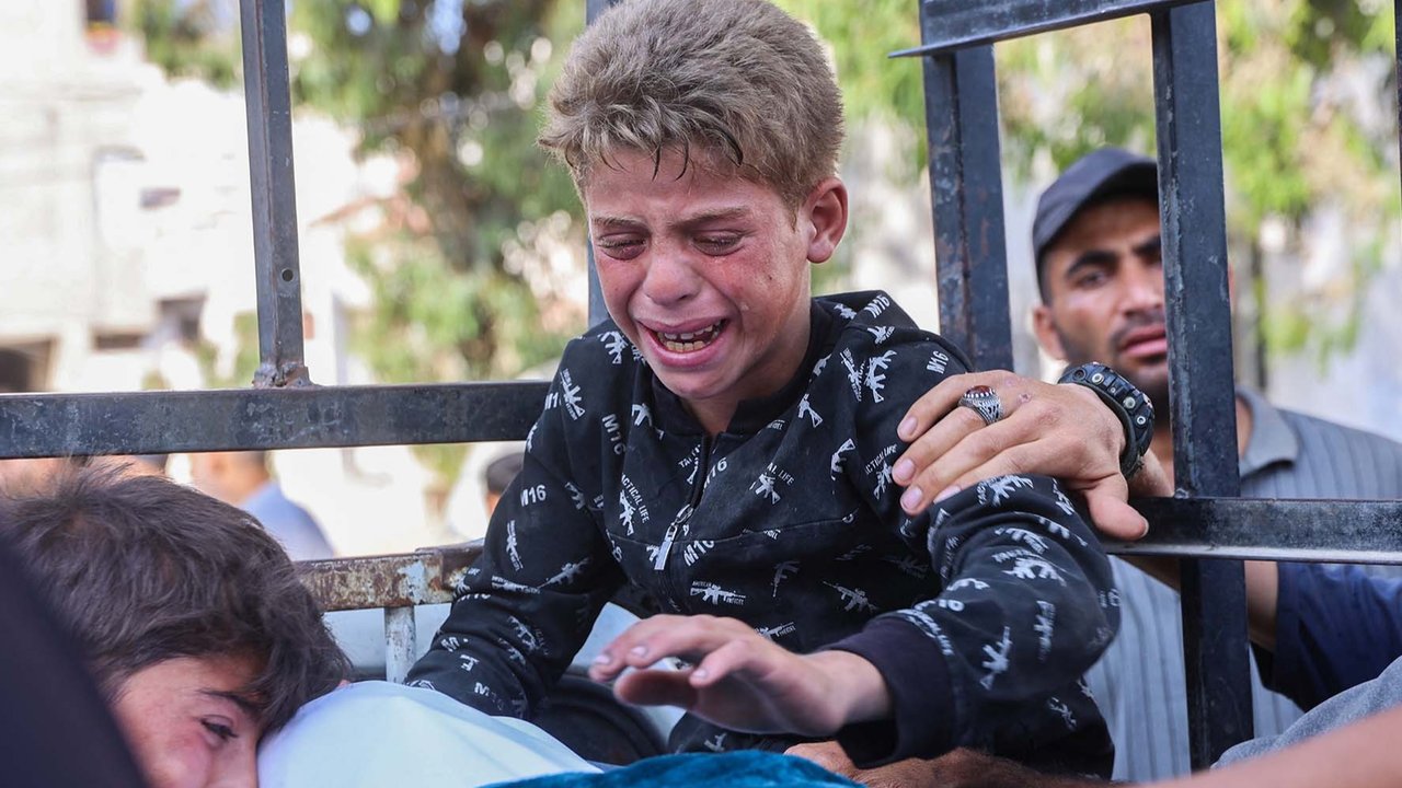 Keluarga  berduka di dekat jenazah warga Palestina yang tewas sehari sebelumnya akibat tembakan Israel saat antri mendapatkan bantuan pangan, di kamar mayat rumah sakit Al-Shifa di Kota Gaza, Rabu (18/06/2025).