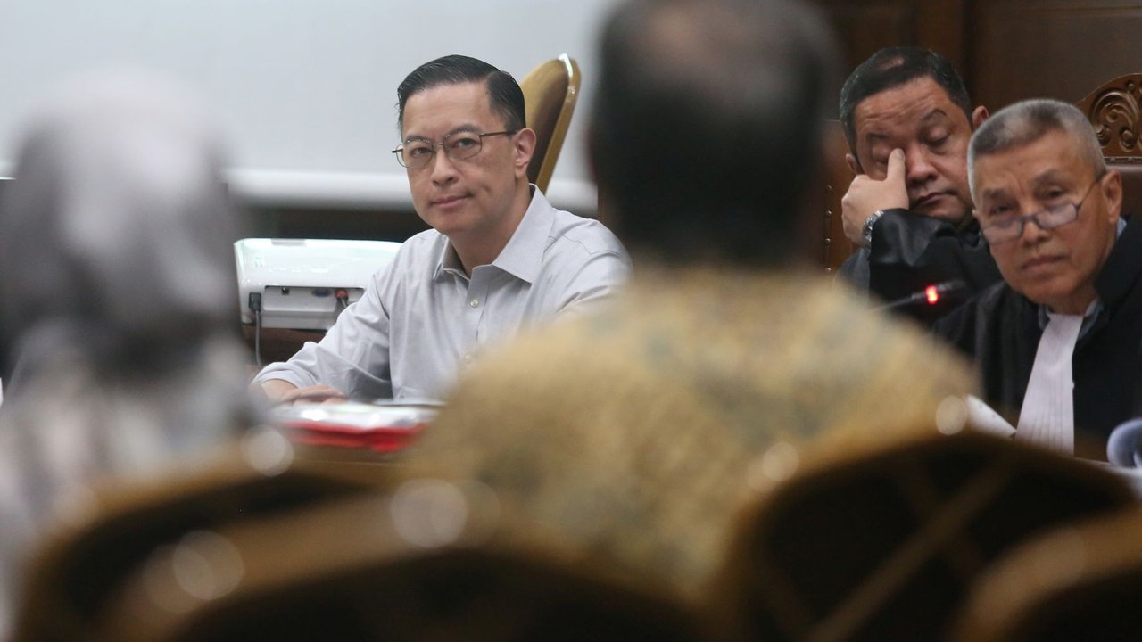 Terdakwa eks Menteri Perdagangan, Thomas Lembong atau Tom Lembong mendengarkan keterangan saksi dari pihak Jaksa Penuntut Umum saat sidang dugaan korupsi importasi gula di Pengadilan Tindak Pidana Korupsi (Tipikor) Jakarta, Selasa (10/06/2025).