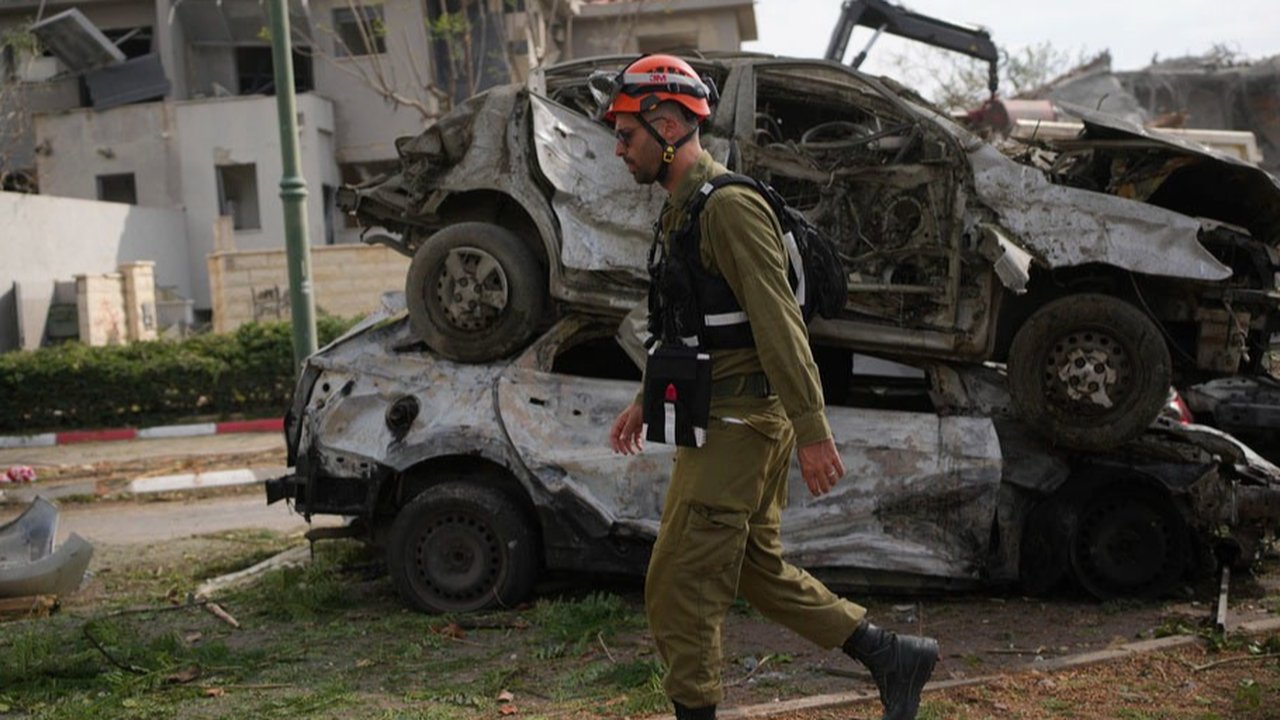 Iran meluncurkan serangan rudal besar-besaran, beberapa jam setelah serangan Amerika Serikat ke wilayah Israel pada Minggu pagi (23/06/2025) waktu setempat, Sirene peringatan berbunyi di sejumlah kota besar seperti Tel Aviv, Haifa, Nes Ziona, dan Rishon Lezion, disusul ledakan besar di beberapa sudut kota.