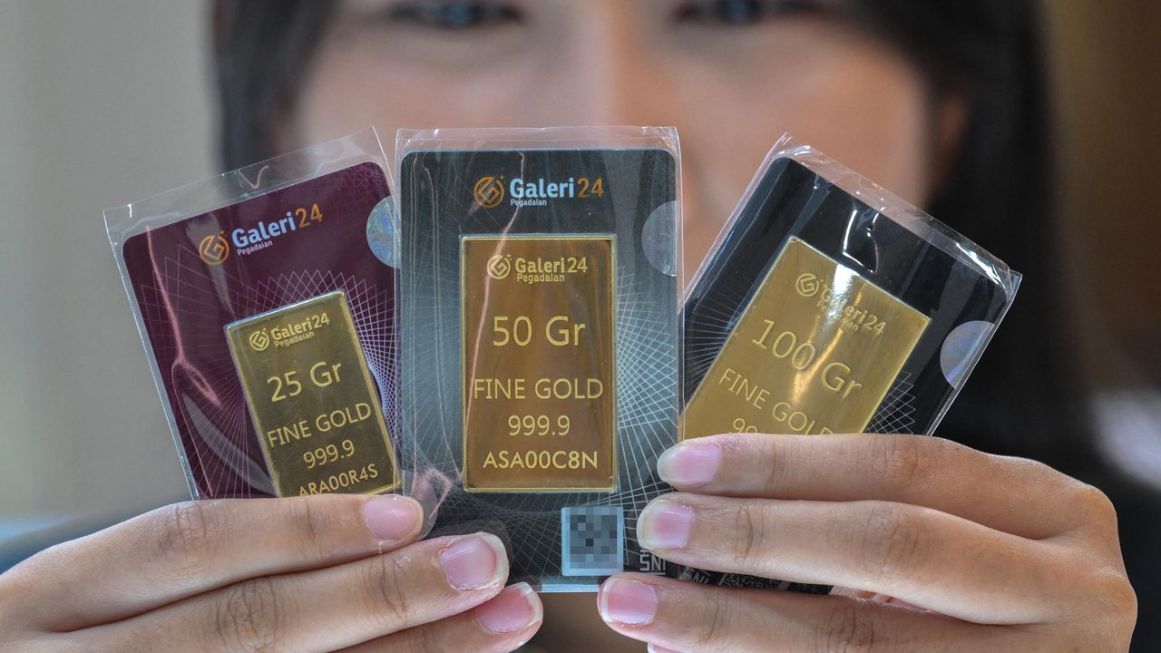 Harga Emas Antam Hari Ini Turun Rp10.000 per Gram, Cek Rincian Terbaru di Sini
