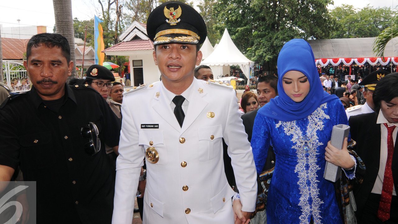 Aktor Dimas Anggara berpose usai jumpa pres rilis trailer londo love story di sebuah cafe bilangan scbd, jakarta. (Liputan6.com/Herman Zakharia)