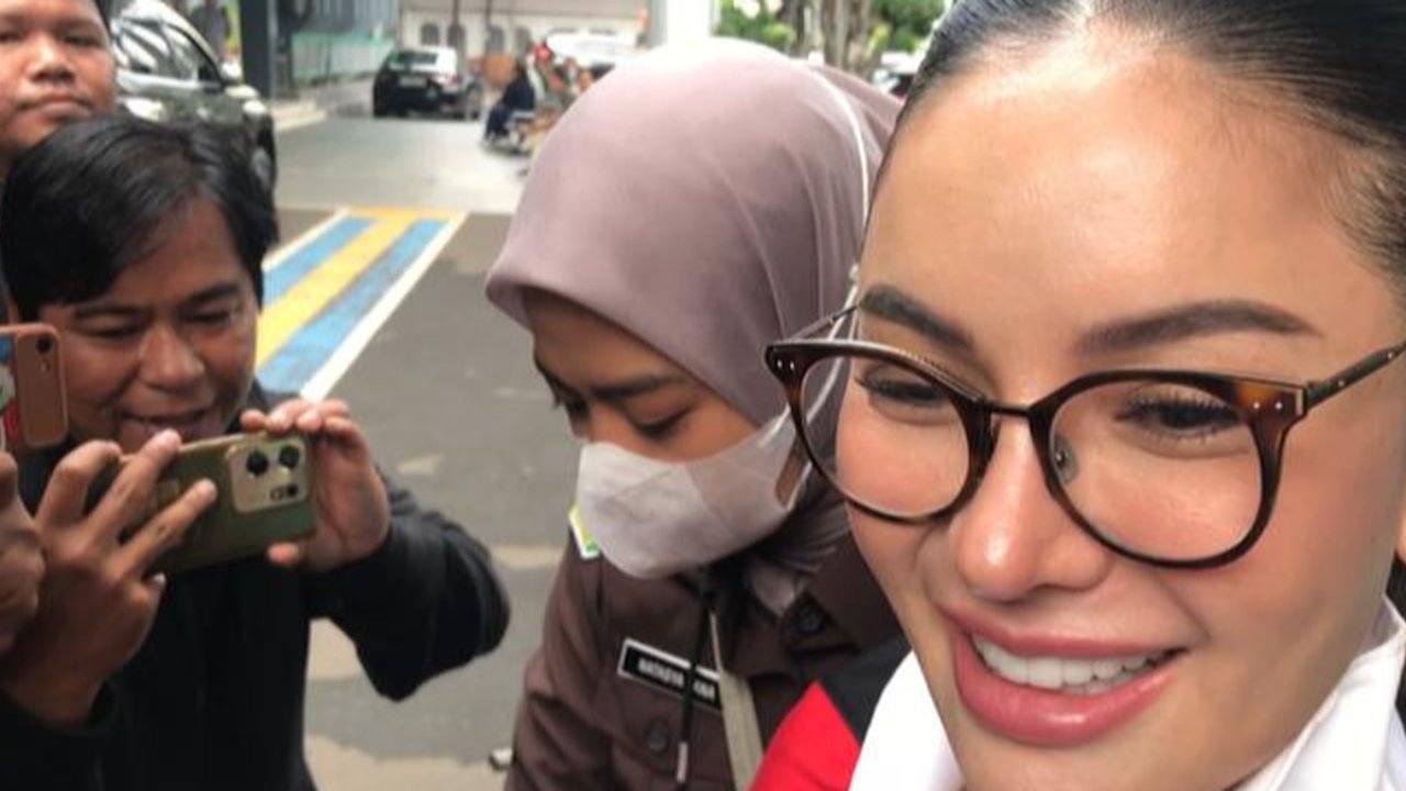 Nikita Mirzani Ngaku Dikasih Uang Diam-Diam oleh Reza Gladys, Kuasa Hukum Tegaskan Nikita Tidak Minta
