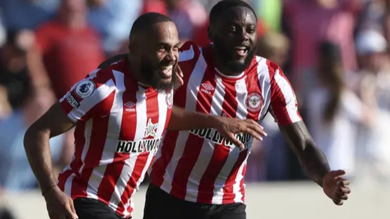 Striker Brentford, Bryan Mbeumo mencetak gol ke gawang Liverpool yang dijaga Alisson Becker pada laga Liga Inggris 2022/2023 di Gtech Community Stadium, London (2/1/2023). Bryan Mbeumo tampil