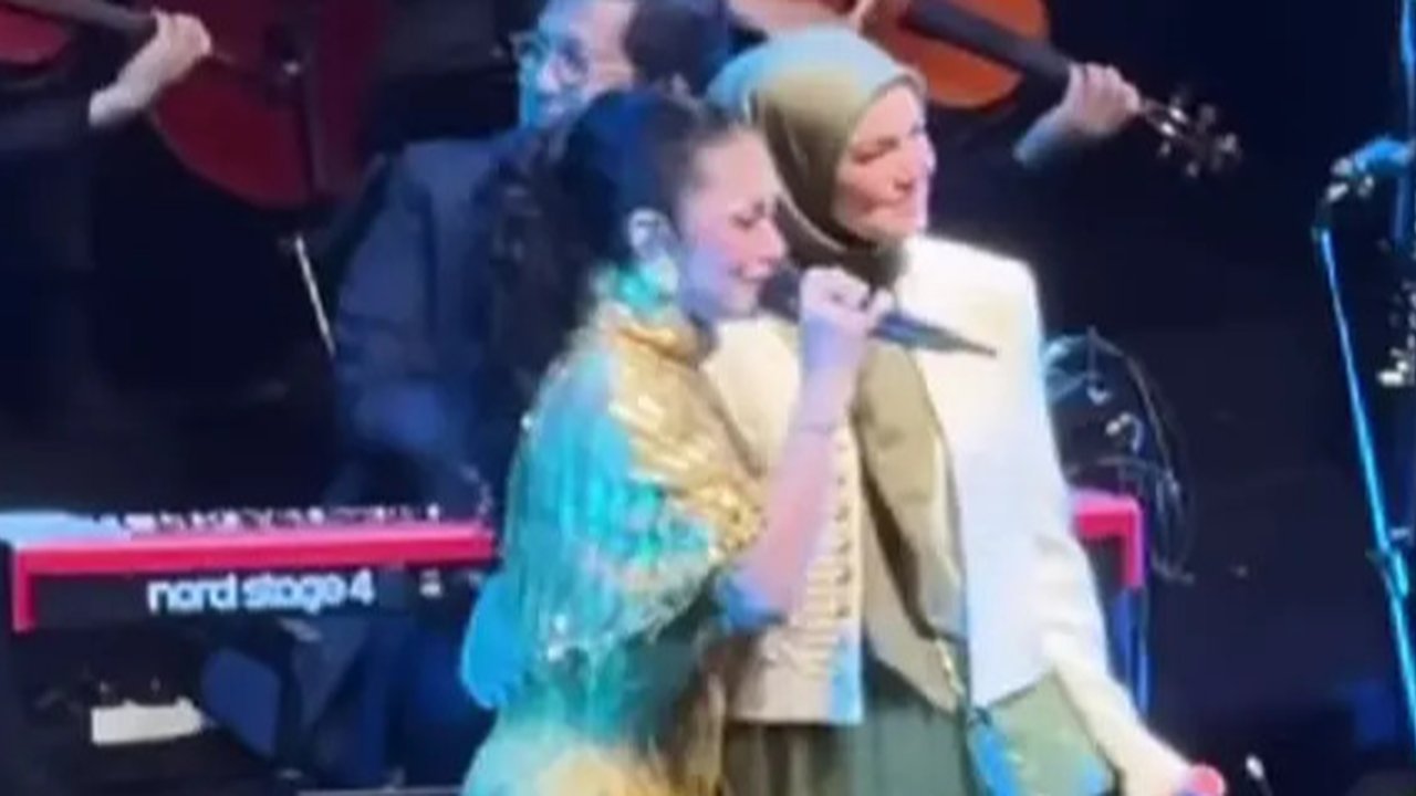 Potret Siti Nurhaliza Nyanyi Bareng Kris Dayanti (Foto: Instagram @krisdayantilemos)