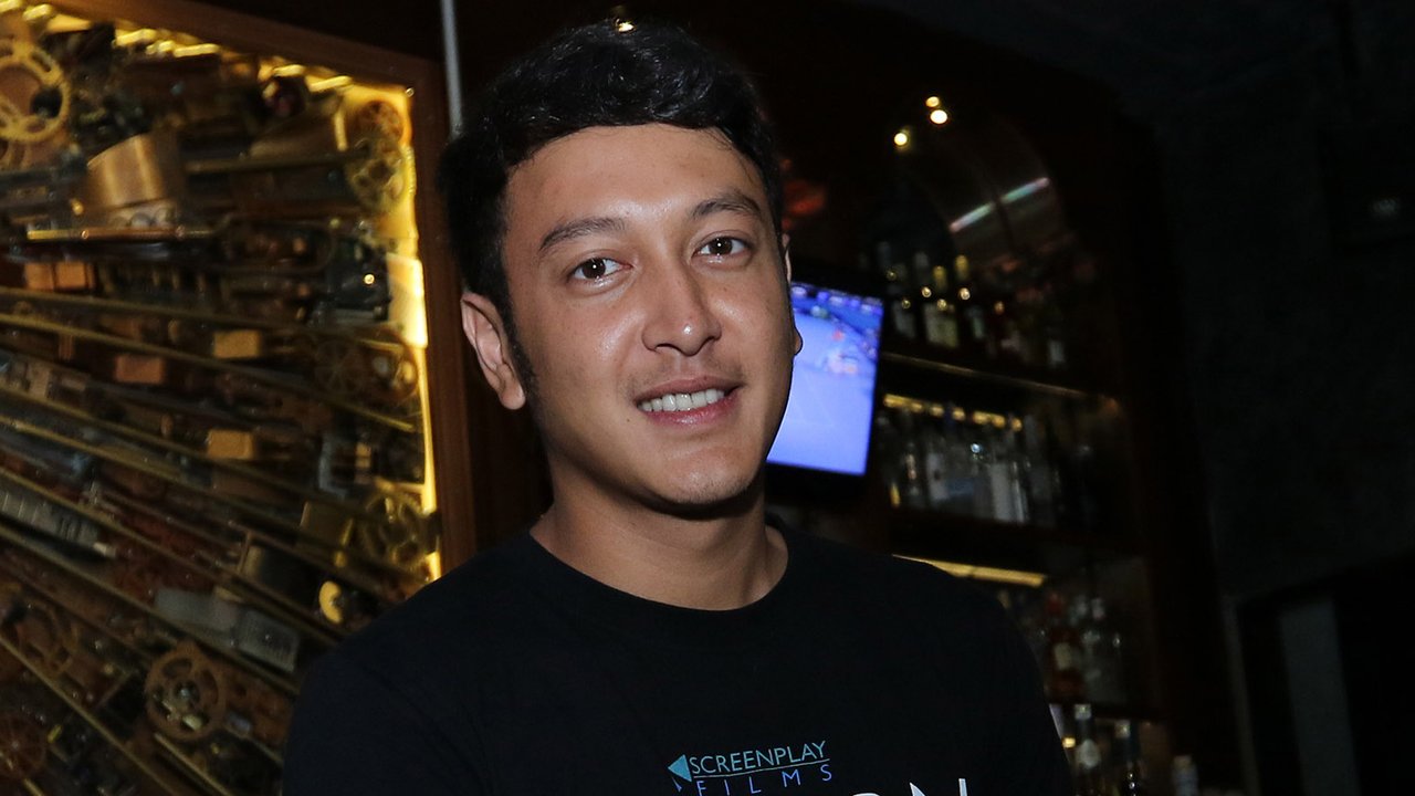 Aktor Dimas Anggara berpose usai jumpa pres rilis trailer londo love story di sebuah cafe bilangan scbd, jakarta. (Liputan6.com/Herman Zakharia)