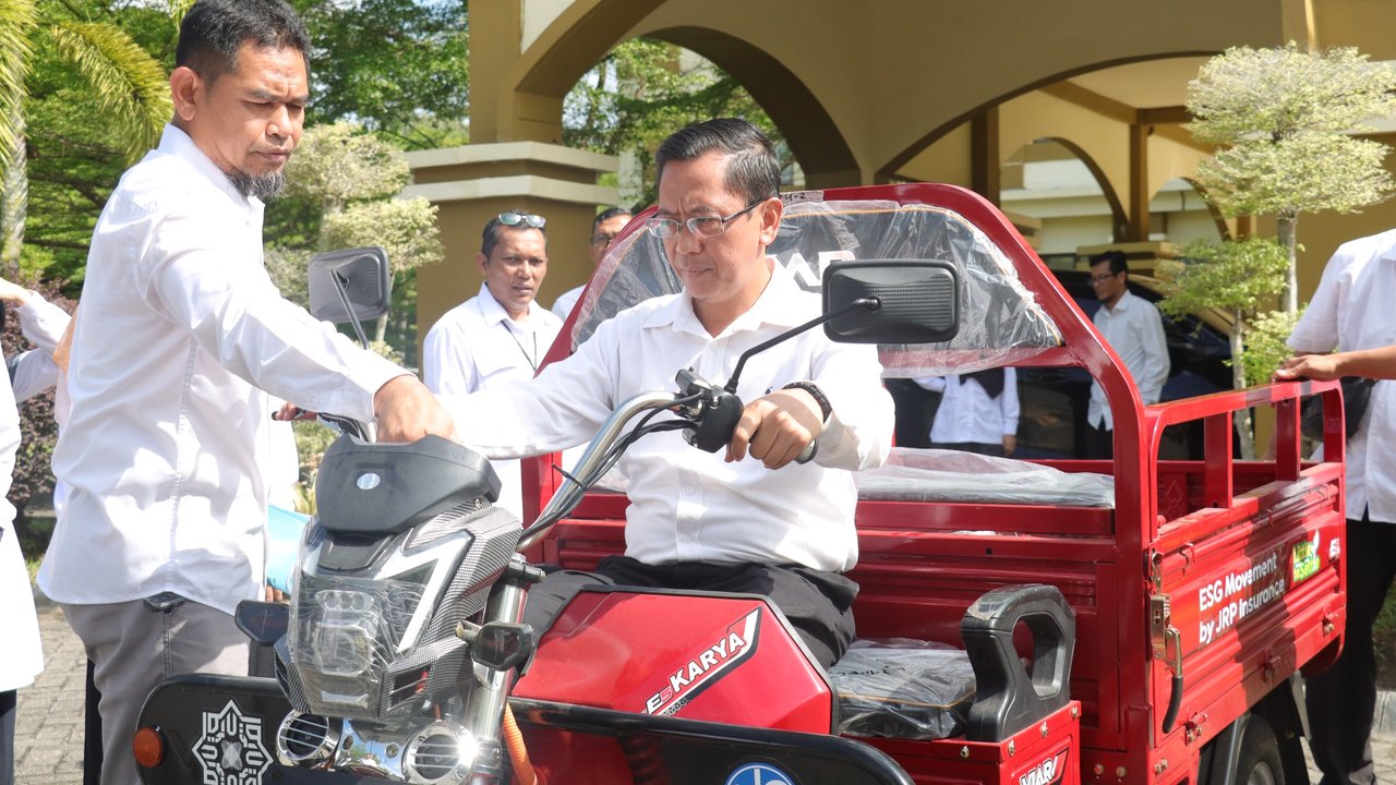 Jasaraharja Serahkan Kendaraan Listrik Pengakut Sampah ke Kampus di Riau