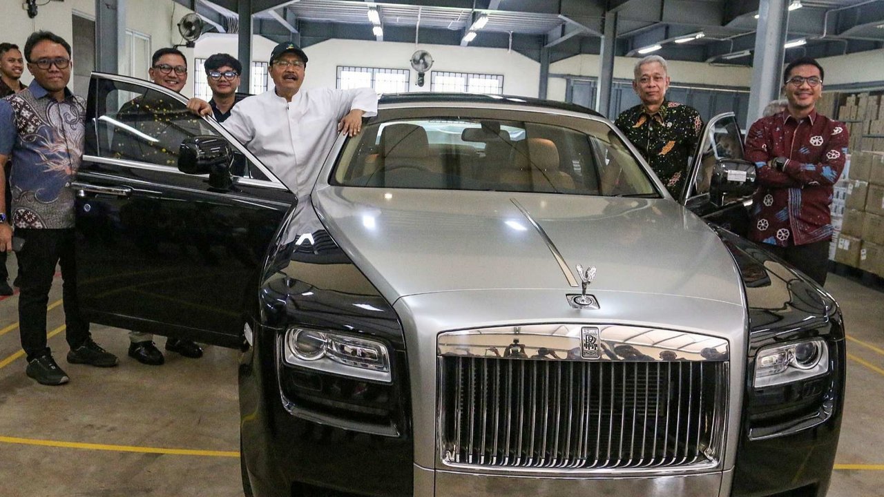 Menteri Sosial Saifullah Yusuf bersama Wakil Menteri Sosial Agus Jabo dan perwakilan pemenang lelang berpose dengan mobil mewah Rolls-Royce yang berhasil terjual senilai Rp2.539.957.000 dalam proses lelang terbuka di Gudang Kompleks Taman Makam Pahlawan Kalibata, Jakarta, Selasa (24/6/2025).
