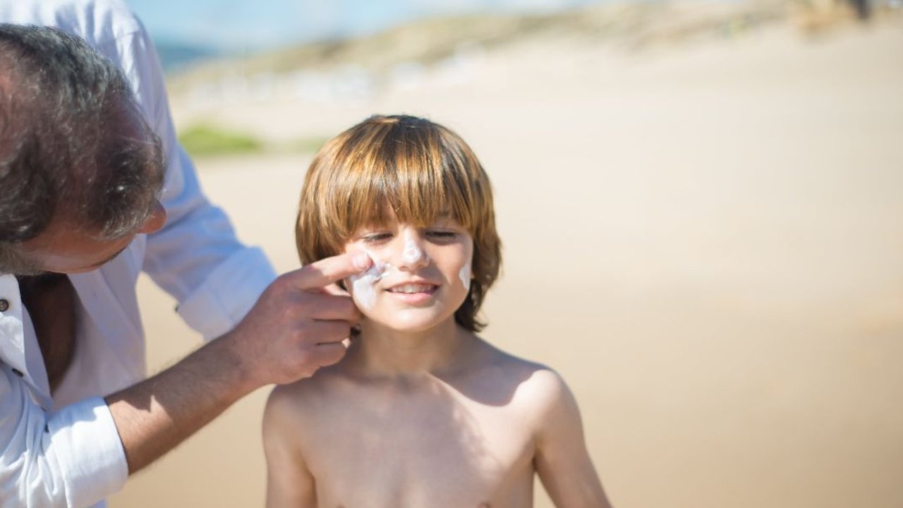 Sunscreen disarankan untuk dipakai sejak bayi, namun pemakaiannya harus tepat. Produknya pun harus dipilih dengan cara yang tepat agar perlindungannya maksimal.