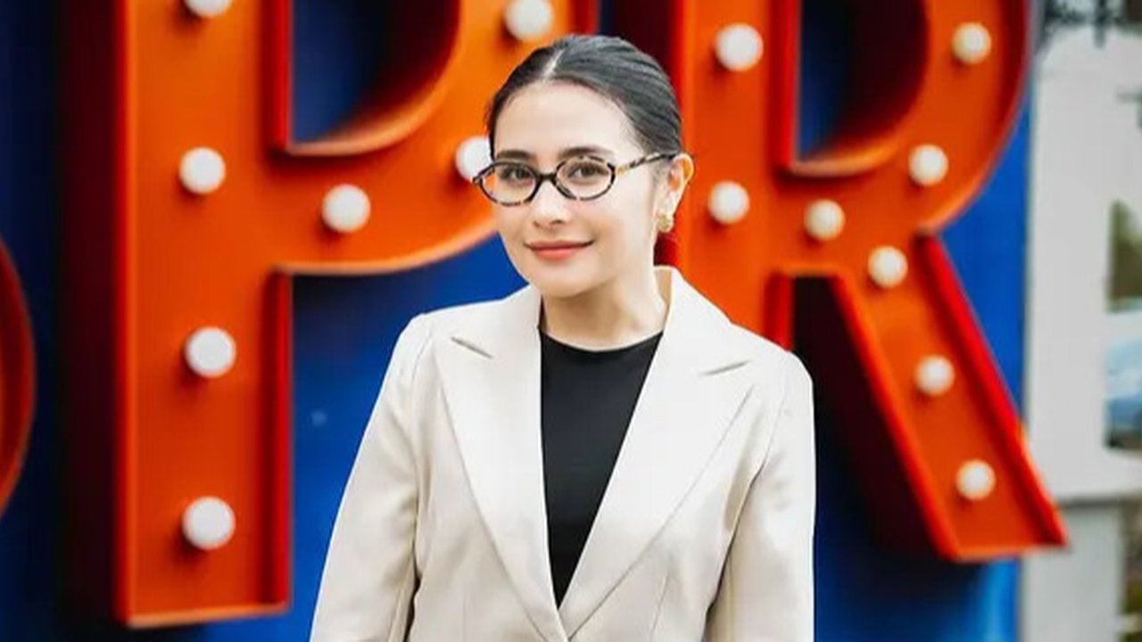 Inspirasi outfit baju kantor ala Prilly Latuconsina. (sumber: Instagram/prillylatuconsina96)