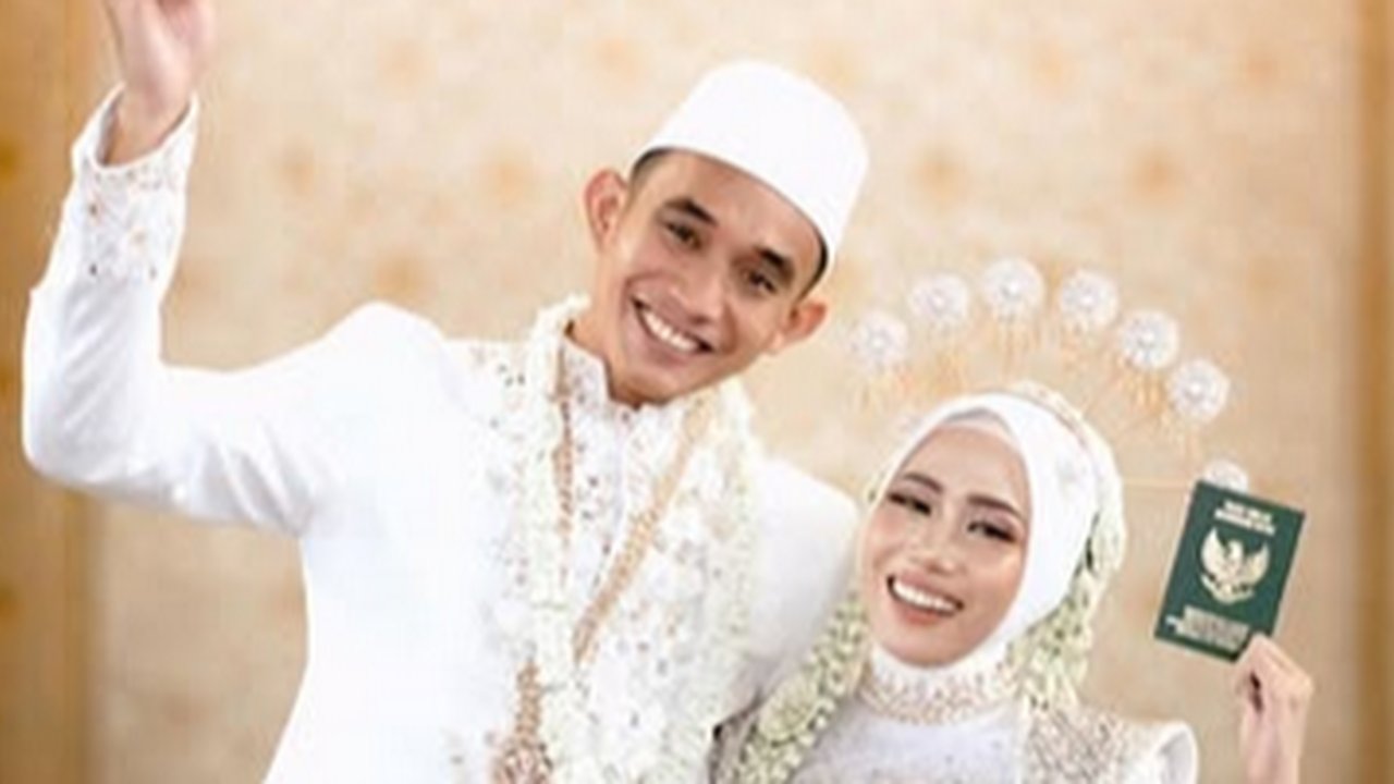 Penampakan gaun pengantin Sendy Aulia, istri dari bek Timnas Indonesia, Rizky Ridho. (Bola.com/Wahyu Pratama)
