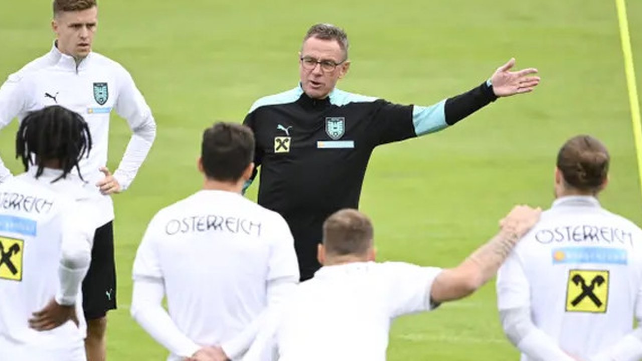 Sementara Timnas Austria makin percaya diri dengan kehadiran pelatih anyar mereka yang baru saja meninggalkan Manchester United, Ralf Rangnick. (AFP/APA/Robert Jaeger)