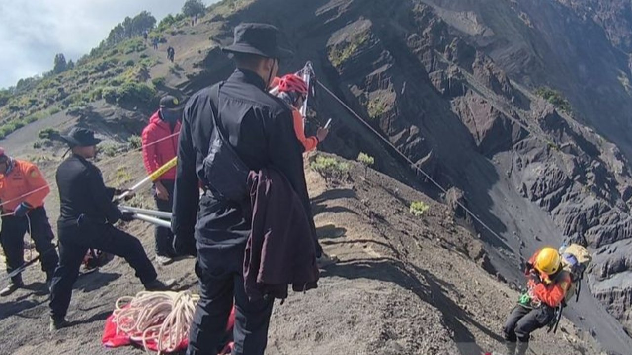 Skema Evakuasi Pendaki Cantik Asal Brasil yang Jatuh di Gunung Rinjani, 3 Helikopter Canggih Dikerahkan