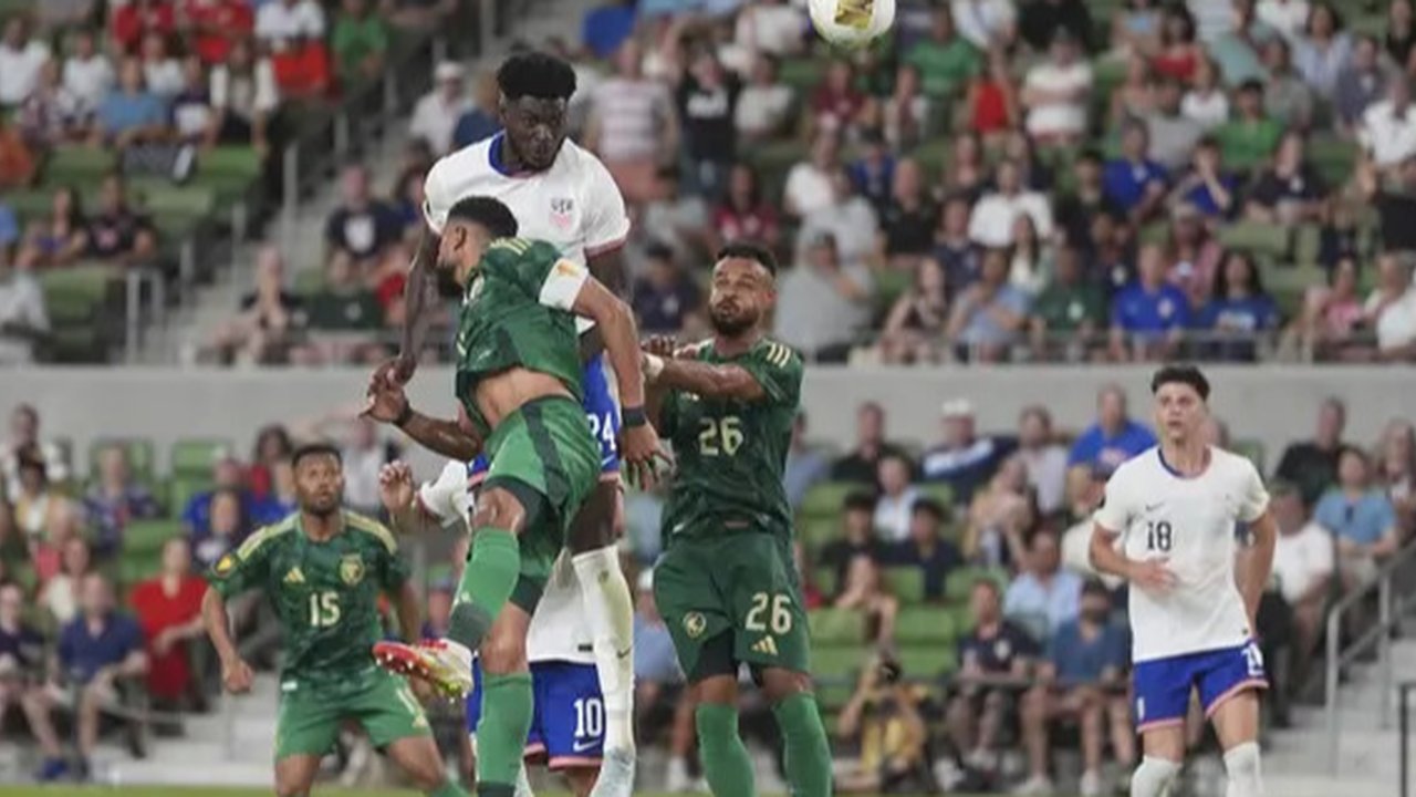 Pemain Timnas Indonesia, Rizki Ridho (kiri) berduel udara dengan pemain Arab Saudi, Saud Abdulhamid dan Faisal Al-Ghamdi pada laga lanjutan putaran ketiga Grup C Kualifikasi Piala Dunia 20