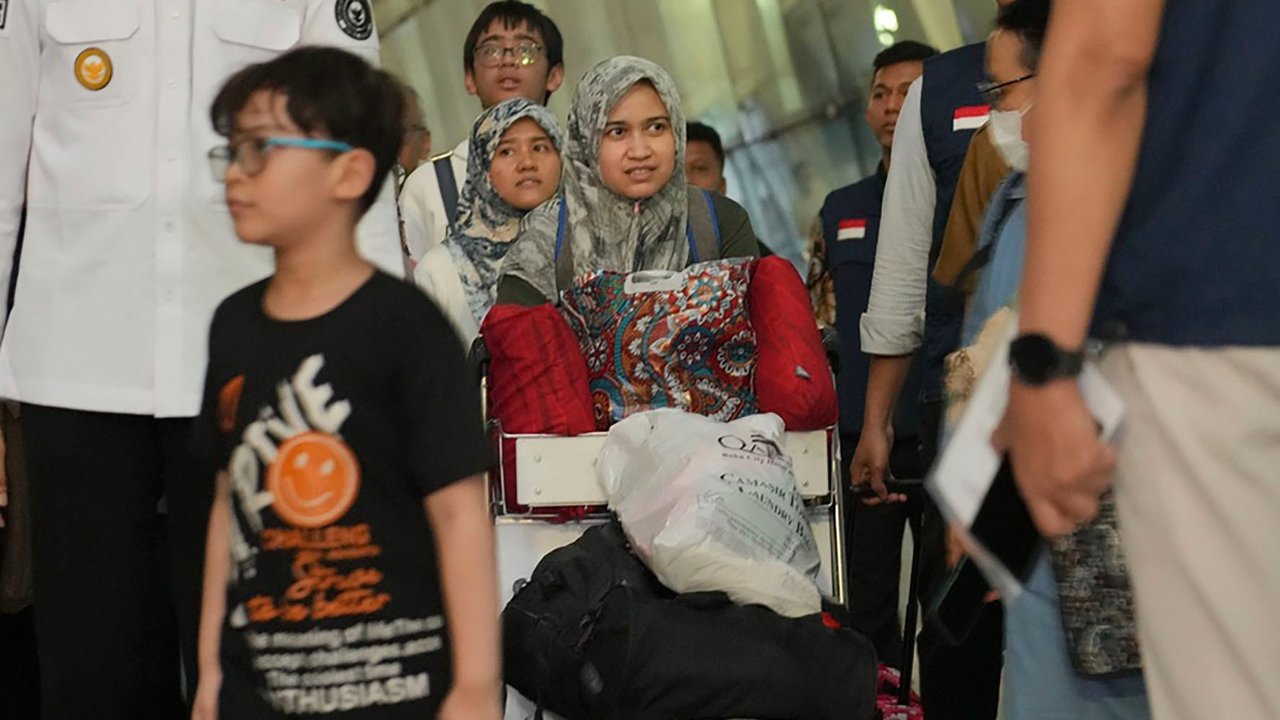 Sejumlah Warga Negara Indonesia (WNI) berjalan keluar terminal setibanya dari Iran di Terminal 3 Bandara Soekarno Hatta, Selasa (24/06/2025).