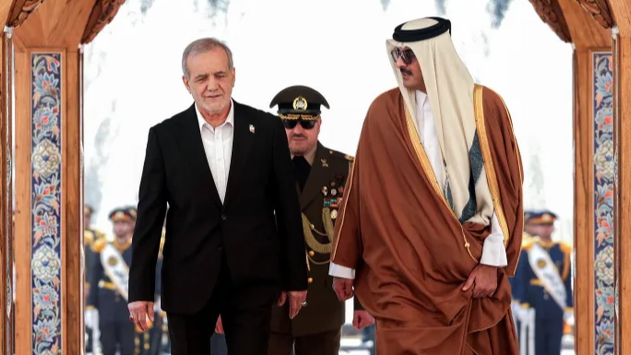 Presiden Iran Masoud Pezeshkian dan Emir Qatar Sheikh Tamim bin Hamad Al Thani