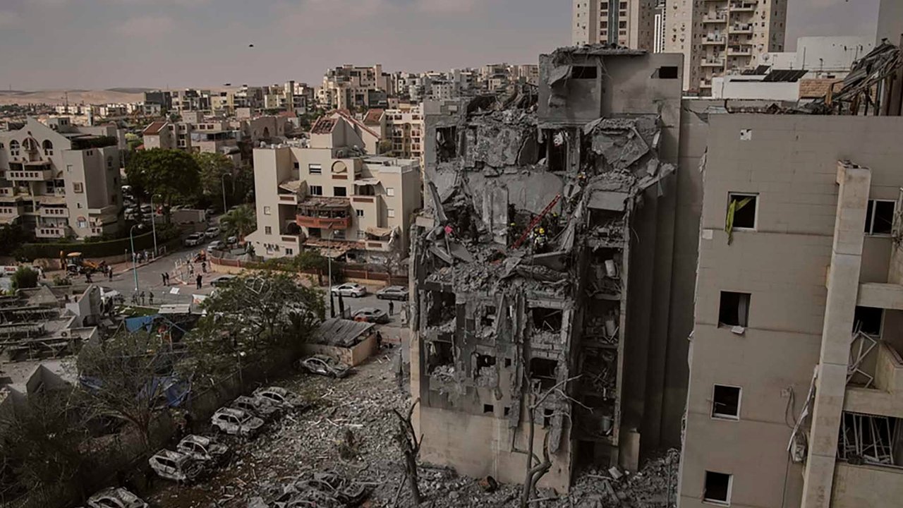 Petugas Layanan Darurat Israel memeriksa kerusakan yang terjadi pada sebuah bangunan akibat serangan rudal Iran di Beersheba, Israel selatan, Selasa (24/06/2025).