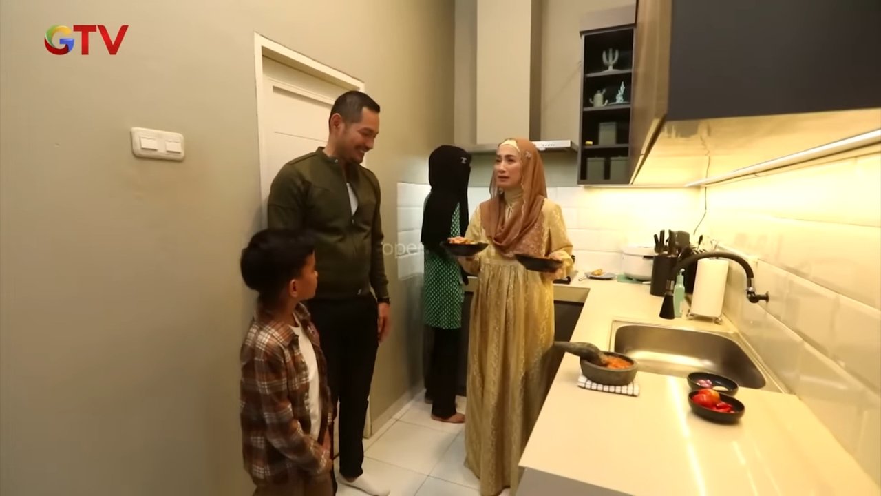 5 Potret Dapur Mungil Desy Ratnasari Kental Nuansa Monokrom, Perabotan Kulkas Hingga Oven Ada di Ruang Makan