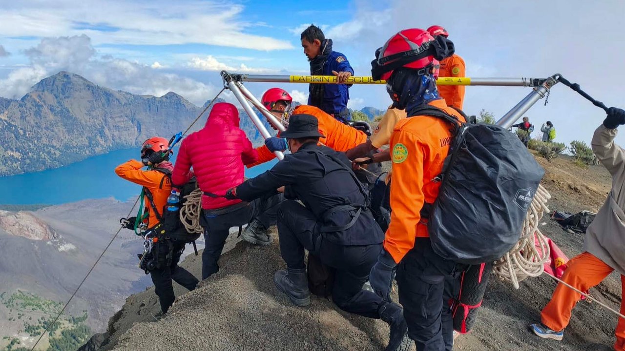 Tim SAR Gabungan berusaha mengevakuasi Juliana Marins, warga negara Brasil yang jatuh ke jurang di Gunung Rinjani pada Sabtu (21/06) di  Lombok, Nusa Tenggara Barat,  (24/06/2025).