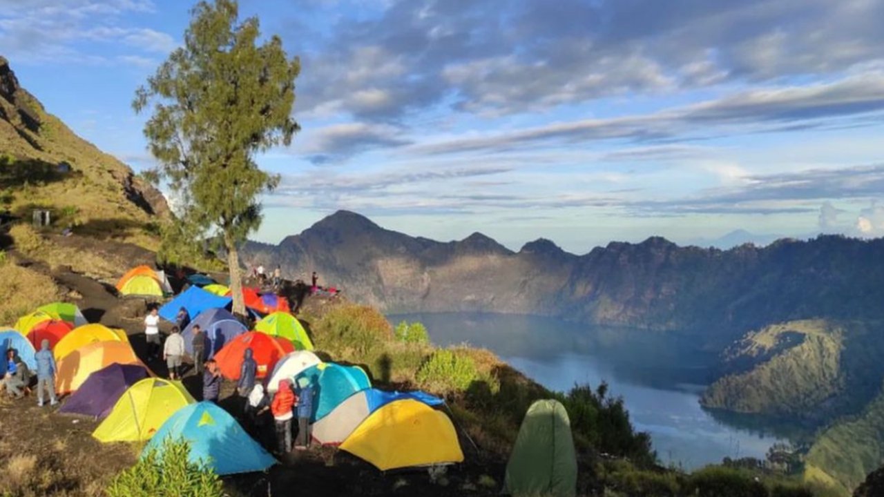<p>Gunung Barujari merupakan anak Gunung Rinjani di Lombok, NTT.(Dok: Instagram @ardian_underline)</p>