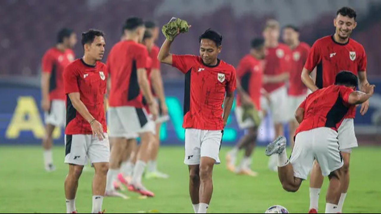 Latihan resmi Timnas Indonesia jelang pertandingan melawan China di SUGBK, Jakarta, Rabu (4-6-2025). (Bola.com/Bagaskara Lazuardi)