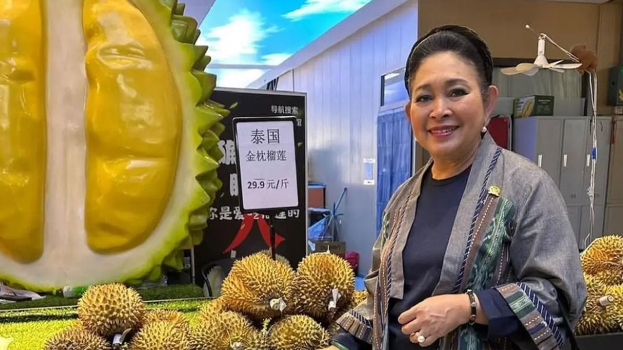 Model Atasan Batik Titiek Soeharto yang Simpel dan Elegan