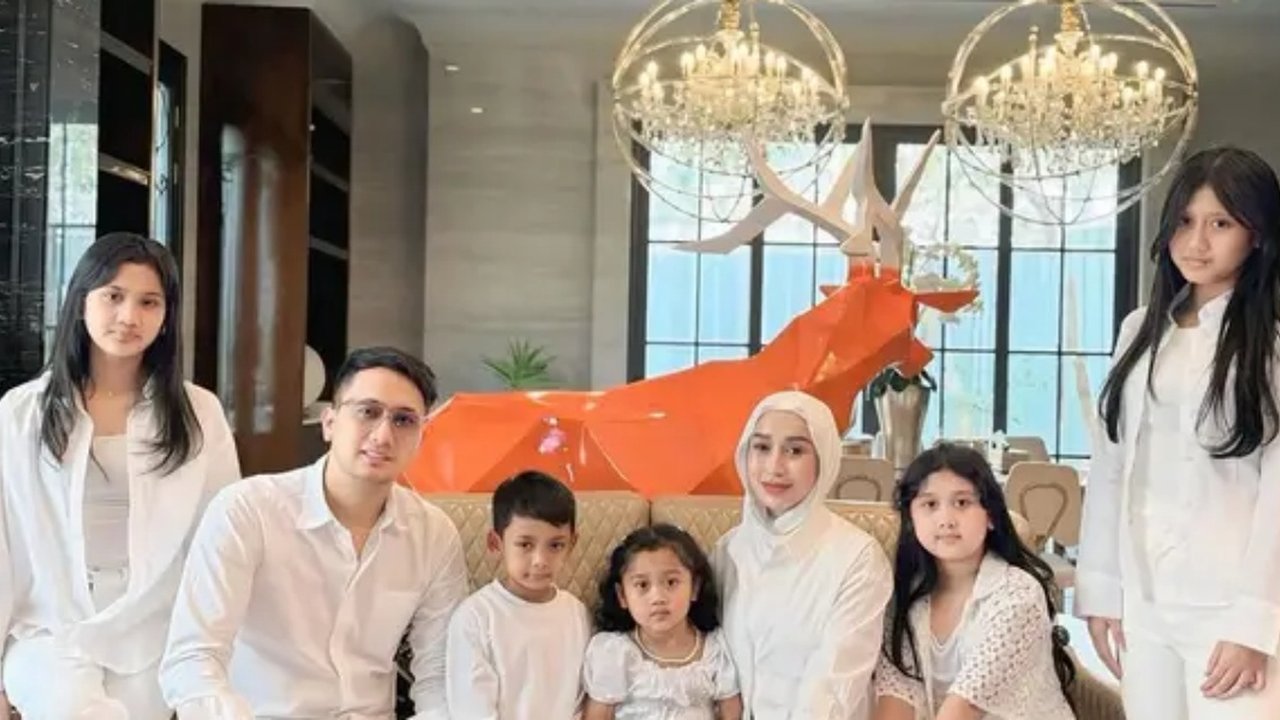 Potret Seragam Keluarga Dokter Reza Gladys