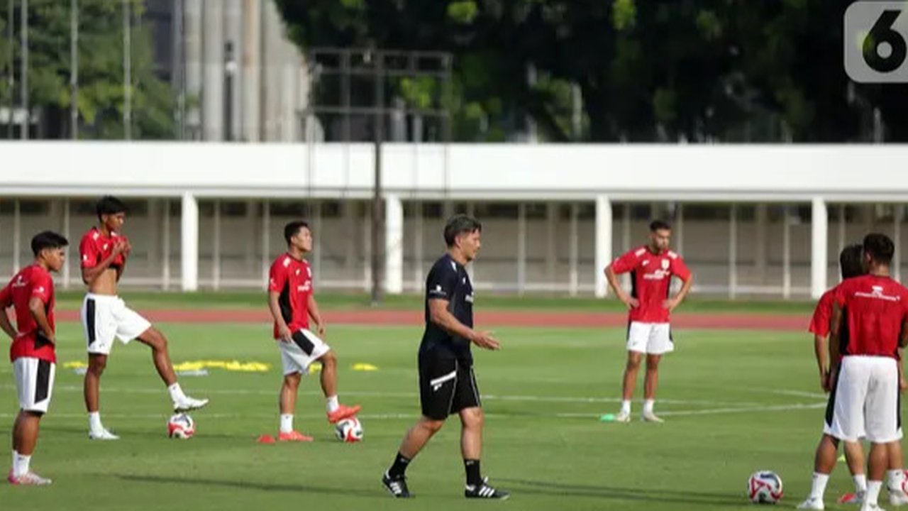 Pelatih Timnas Indonesia U-23, Gerald Vanenburg, menemui striker timnas U-20 dan FC Dordrecht U-21 di Belanda, Jens Raven. (Bola.com/Dok.Instagram Gerald Vanenburg).