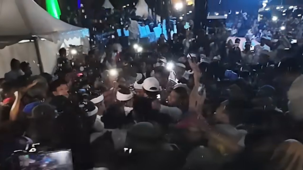 VIDEO: Dakiman Minta Maaf Hingga Sujud Usai Siram Air ke Gubernur Dedi Mulyadi