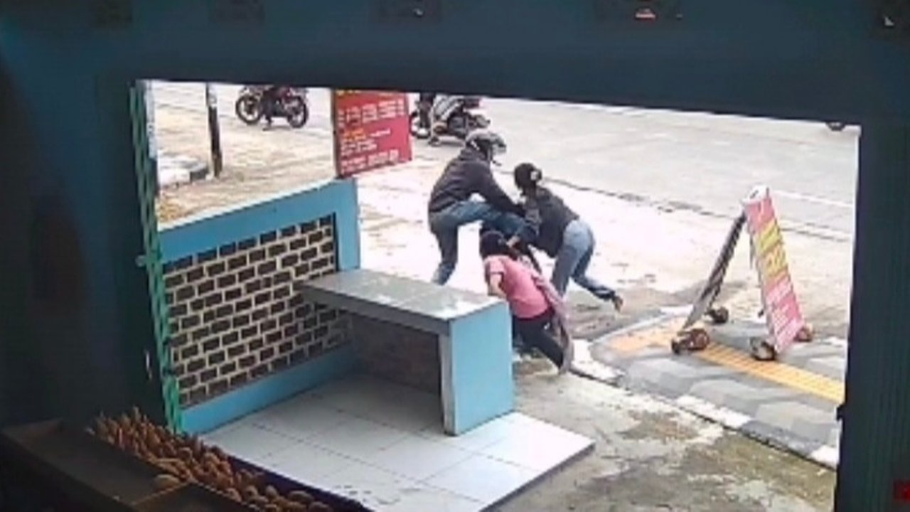Aksi Heroik Dua Remaja Putri Gagalkan Pencuri Motor, Pelaku Kabur Usai Dilempar Sandal