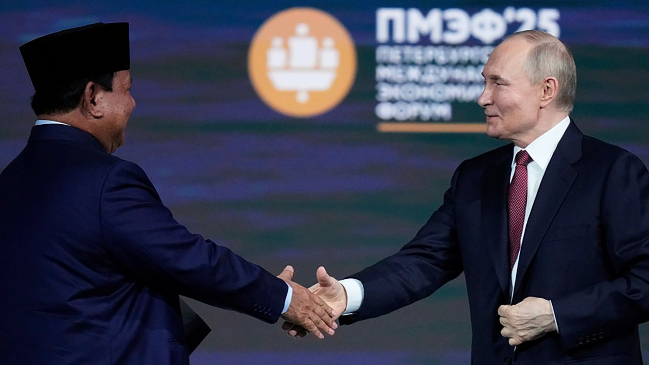 Presiden  Prabowo Subianto  bersama Presiden Rusia Vladimir Putin dan  Komandan Garda Kerajaan Bahrain Nasser bin Hamad Al Khalifa saat menghadiri sesi pleno Forum Ekonomi Internasional St. Petersburg di St. Petersburg, Rusia, Jumat (20/06/2025).