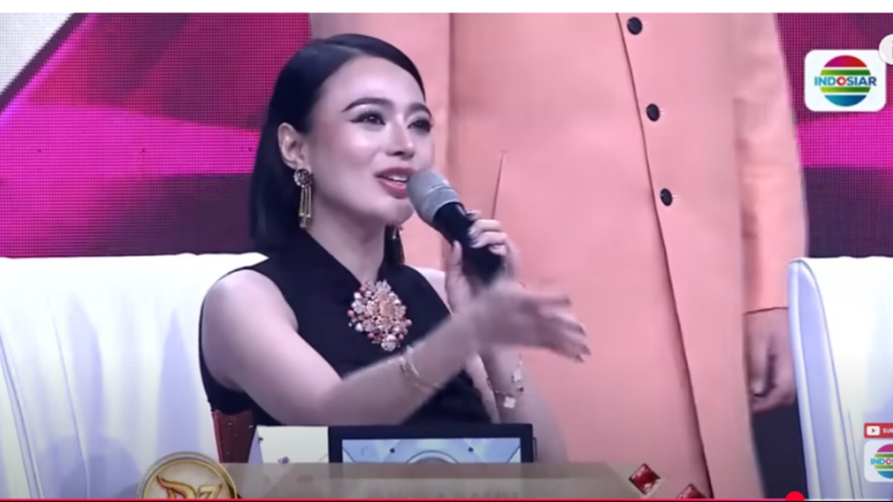 Wika Salim dan Yulia