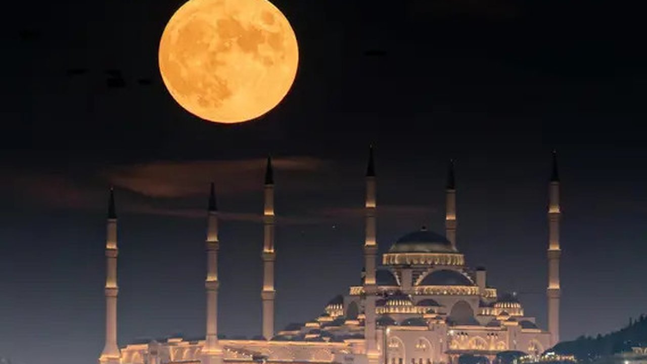 Ilustrasi bulan purnama, masjid, Islami. (Photo by Yasir Grbz from Pexels)