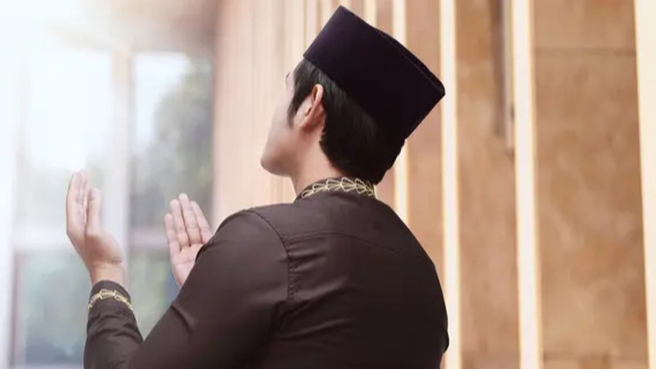 Menyambut 1 Muharram, inilah lafal doa awal tahun yang nggak ada salahnya untuk kamu baca. (Ilustrasi: getpocket.com)